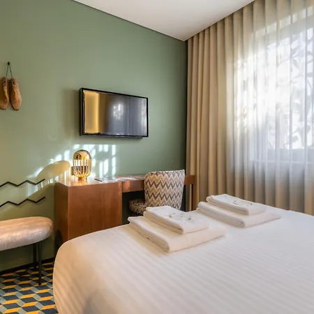 Hotel The Convo & 4*